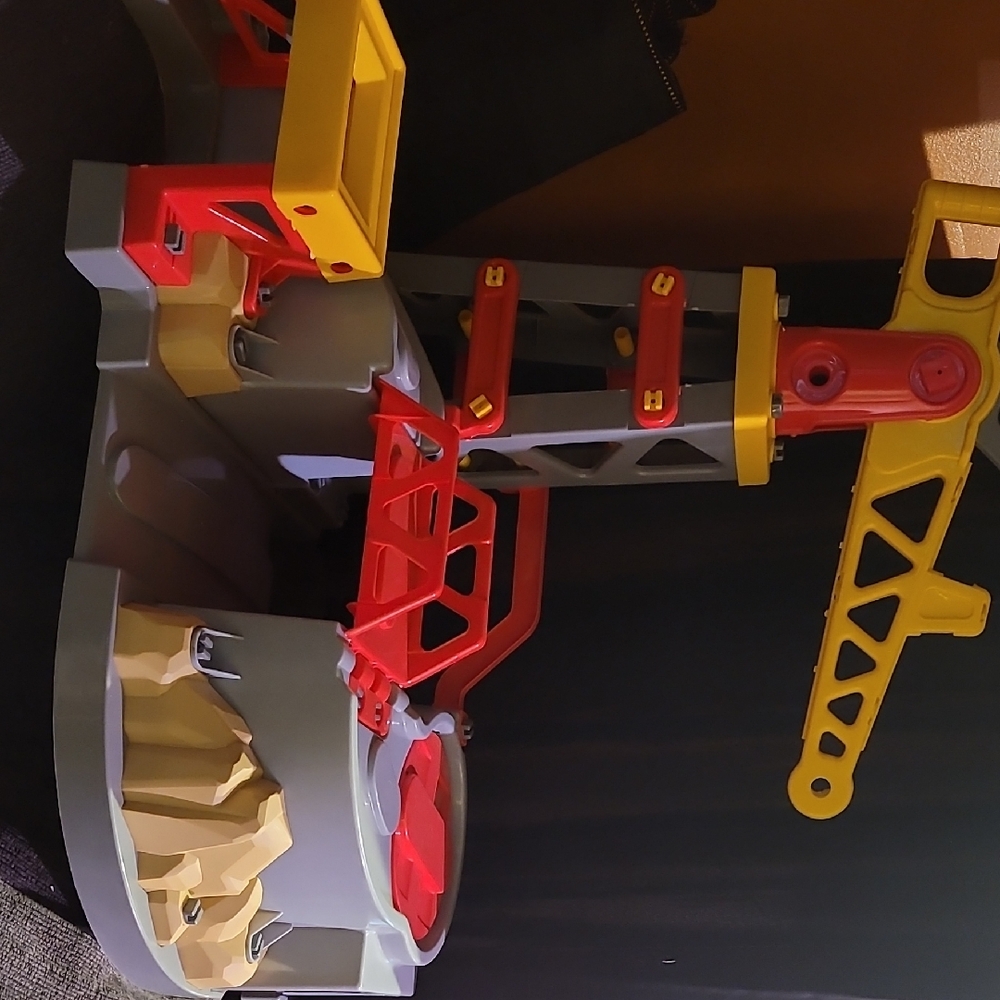 Colossal Dynamic Construction Zone - Crane Playset - Red, Yellow, Gray